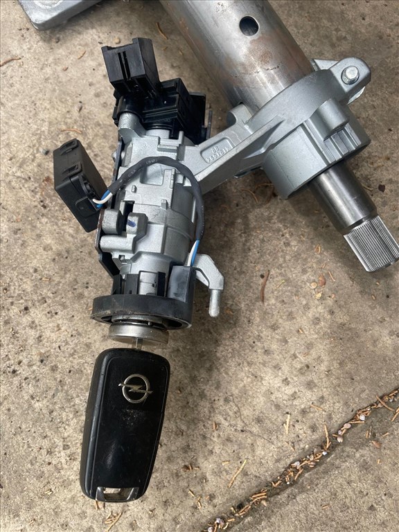 Opel Astra J Gyújtáskapcsoló 2 db kulcs , Kormányoszlop 13328668  1. kép