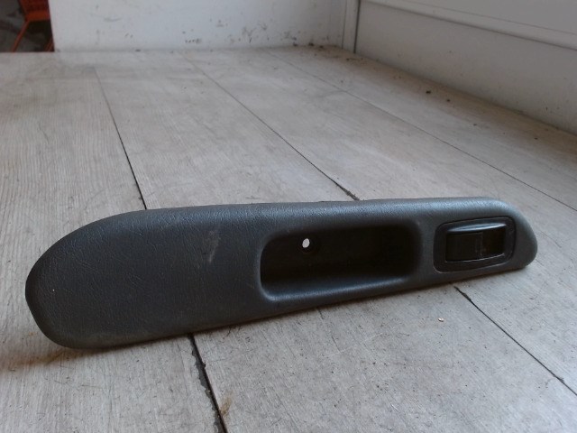 TOYOTA AVENSIS 97-00 Jobb hátsó ablakemelő kapcsoló 1. kép