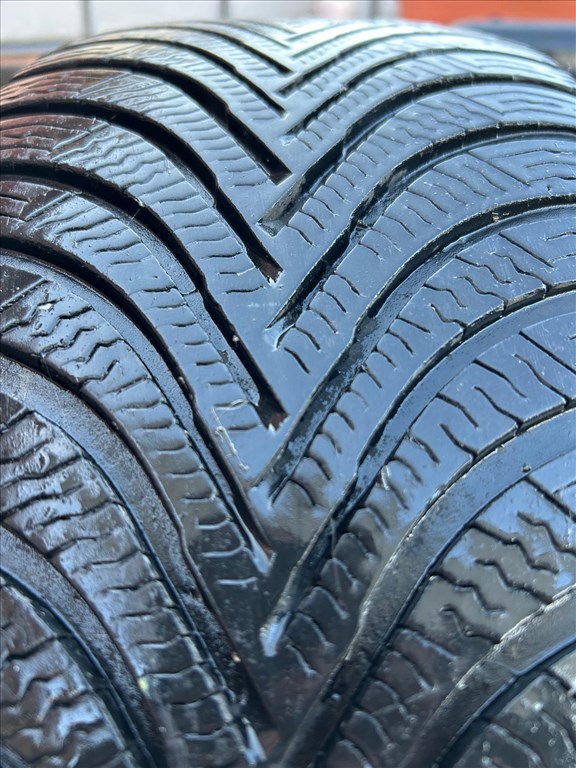 5x114.3 lyukosztású 16" Honda alufelni, rajta 215/60 használt Michelin téli gumi 7. kép