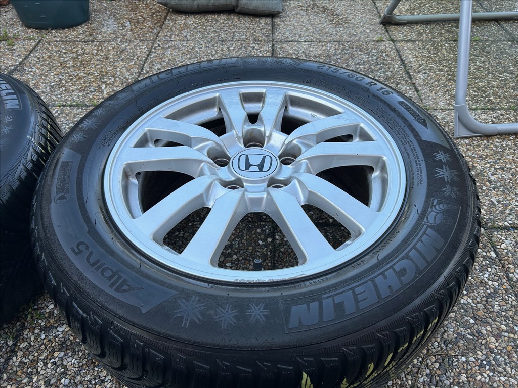 5x114.3 lyukosztású 16" Honda alufelni, rajta 215/60 használt Michelin téli gumi 2. kép
