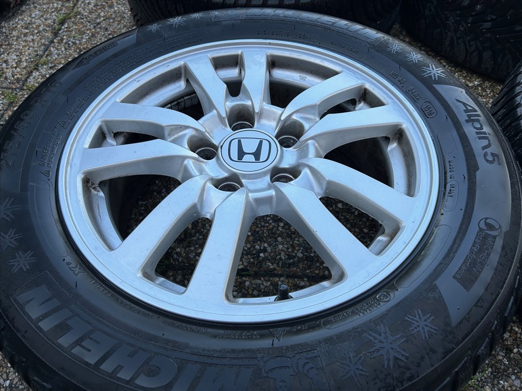 5x114.3 lyukosztású 16" Honda alufelni, rajta 215/60 használt Michelin téli gumi 3. kép