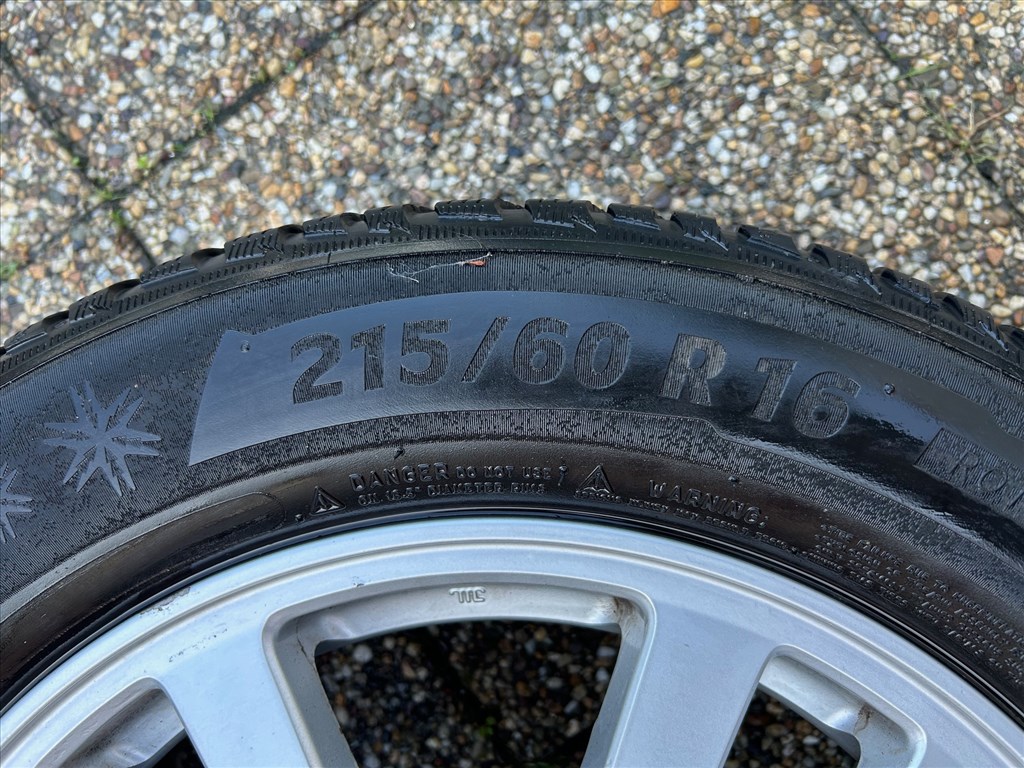 5x114.3 lyukosztású 16" Honda alufelni, rajta 215/60 használt Michelin téli gumi 4. kép