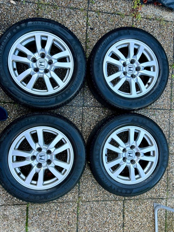 5x114.3 lyukosztású 16" Honda alufelni, rajta 215/60 használt Michelin téli gumi 1. kép
