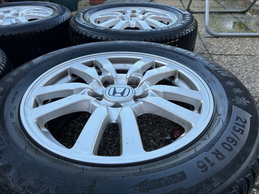 5x114.3 lyukosztású 16" Honda alufelni, rajta 215/60 használt Michelin téli gumi 5. kép