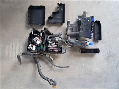 Nissan X-Trail (T32) Biztosíték doboz