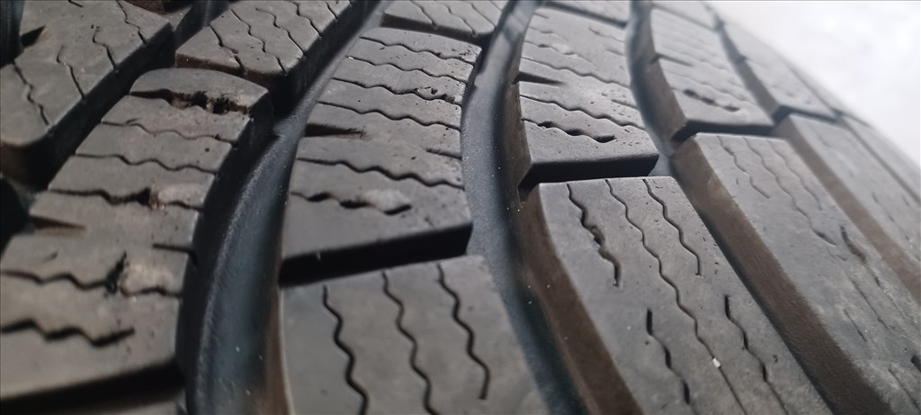 Falken Eurowinter HS01 245/45 R18 téli gumik 2db.7,5mm 2. kép