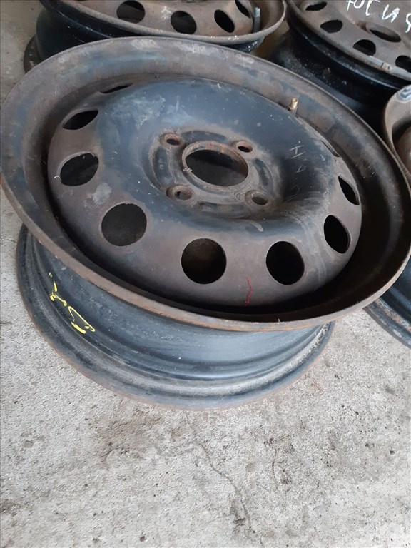 Ford Focus I <p>Gyáriszám:<br>CW170</p><p>Felni méret: 14"</p><p>Felni szélesség: 5.5</p><p>Furatszám: 4</p><p>Osztókör: 108.0</p><p>Agy Átmérõ: 63.3</p><p>Állapot: Normál</p><p>Érdeklõdéskor hivatkozzon erre: KIN-40112</p><p>Bármire van szüksége hívjon bizalommal!<br>Kizárólag munkaidõben hétfõtõl - péntekig 8-12 13-16 óráig!<br>Alkatrészek széles választékban!<br>Hivatalos Regisztrált Autobontó Kecel!<br>Vásároljon Megbízható Helyrõl Beszerelési Garanciával Profiktól!</p> 20000 1. kép