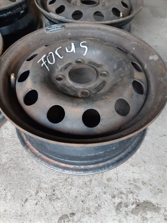 Ford Focus I <p>Gyáriszám:<br>CW170</p><p>Felni méret: 14"</p><p>Felni szélesség: 5.5</p><p>Furatszám: 4</p><p>Osztókör: 108.0</p><p>Agy Átmérõ: 63.3</p><p>Állapot: Normál</p><p>Érdeklõdéskor hivatkozzon erre: KIN-40112</p><p>Bármire van szüksége hívjon bizalommal!<br>Kizárólag munkaidõben hétfõtõl - péntekig 8-12 13-16 óráig!<br>Alkatrészek széles választékban!<br>Hivatalos Regisztrált Autobontó Kecel!<br>Vásároljon Megbízható Helyrõl Beszerelési Garanciával Profiktól!</p> 20000 2. kép
