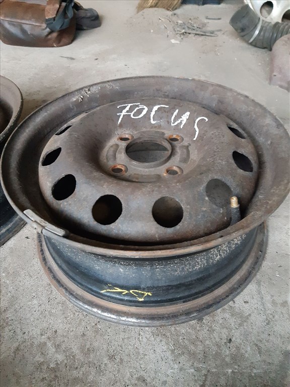 Ford Focus I <p>Gyáriszám:<br>CW170</p><p>Felni méret: 14"</p><p>Felni szélesség: 5.5</p><p>Furatszám: 4</p><p>Osztókör: 108.0</p><p>Agy Átmérõ: 63.3</p><p>Állapot: Normál</p><p>Érdeklõdéskor hivatkozzon erre: KIN-40112</p><p>Bármire van szüksége hívjon bizalommal!<br>Kizárólag munkaidõben hétfõtõl - péntekig 8-12 13-16 óráig!<br>Alkatrészek széles választékban!<br>Hivatalos Regisztrált Autobontó Kecel!<br>Vásároljon Megbízható Helyrõl Beszerelési Garanciával Profiktól!</p> 20000 3. kép