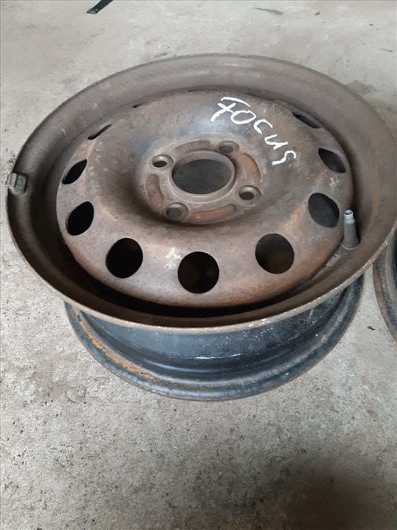 Ford Focus I <p>Gyáriszám:<br>CW170</p><p>Felni méret: 14"</p><p>Felni szélesség: 5.5</p><p>Furatszám: 4</p><p>Osztókör: 108.0</p><p>Agy Átmérõ: 63.3</p><p>Állapot: Normál</p><p>Érdeklõdéskor hivatkozzon erre: KIN-40112</p><p>Bármire van szüksége hívjon bizalommal!<br>Kizárólag munkaidõben hétfõtõl - péntekig 8-12 13-16 óráig!<br>Alkatrészek széles választékban!<br>Hivatalos Regisztrált Autobontó Kecel!<br>Vásároljon Megbízható Helyrõl Beszerelési Garanciával Profiktól!</p> 20000 4. kép