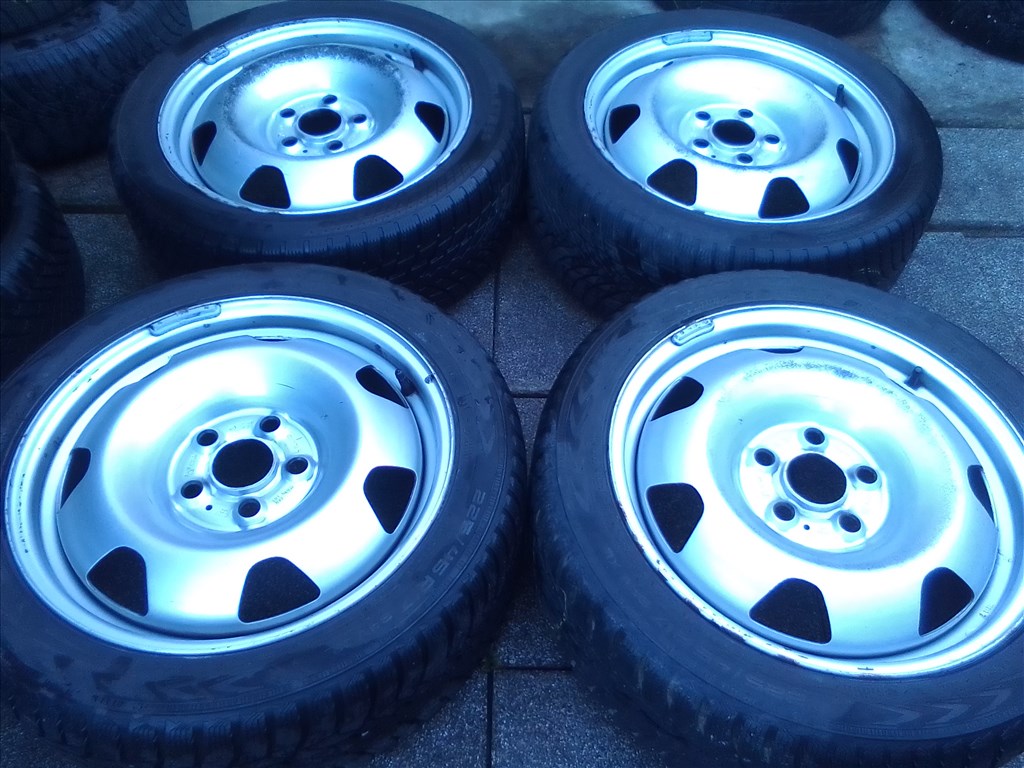 17" gyári VW lemezfelni, rajta 225/45 újszerű Nokian téli gumi  1. kép