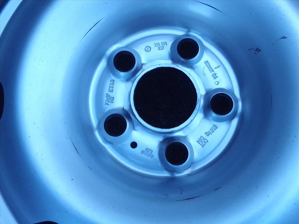 17" gyári VW lemezfelni, rajta 225/45 újszerű Nokian téli gumi  2. kép
