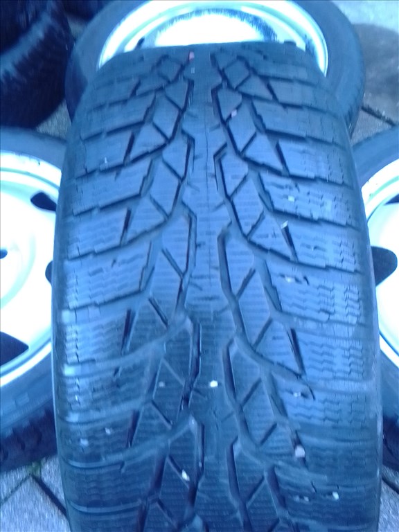 17" gyári VW lemezfelni, rajta 225/45 újszerű Nokian téli gumi  3. kép