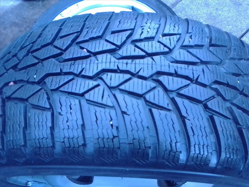 17" gyári VW lemezfelni, rajta 225/45 újszerű Nokian téli gumi  4. kép