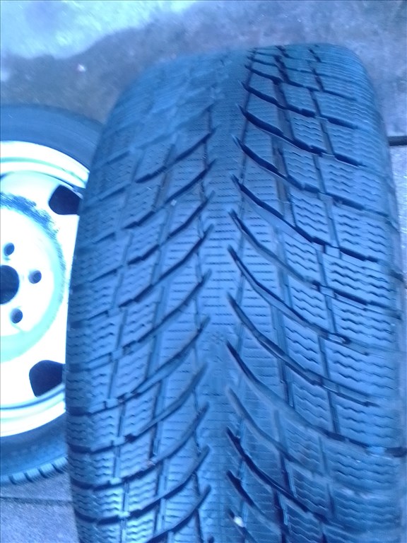 17" gyári VW lemezfelni, rajta 225/45 újszerű Nokian téli gumi  5. kép