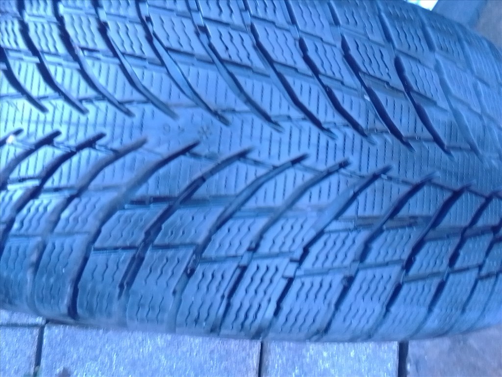 17" gyári VW lemezfelni, rajta 225/45 újszerű Nokian téli gumi  6. kép