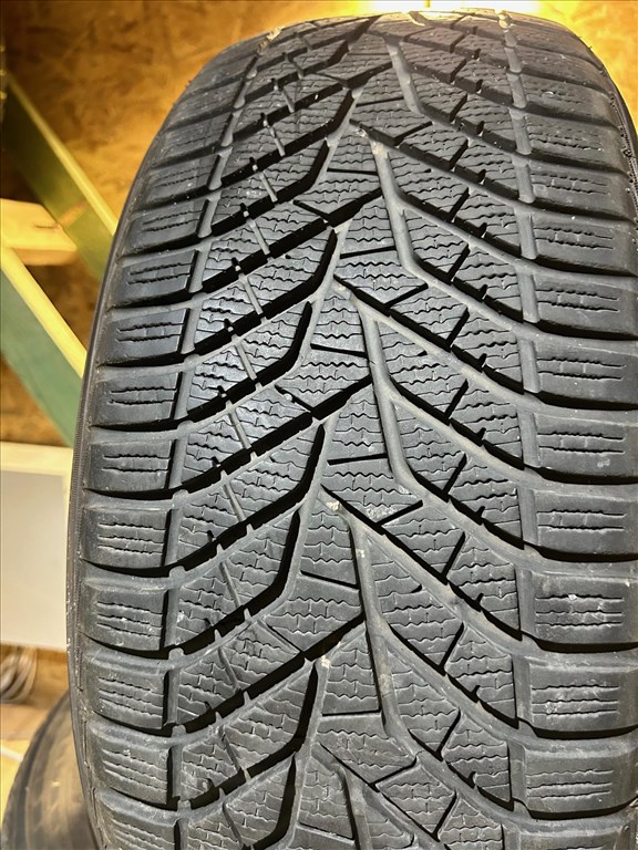  235/4519" újszerű Yokohama téli gumi gumi 3. kép