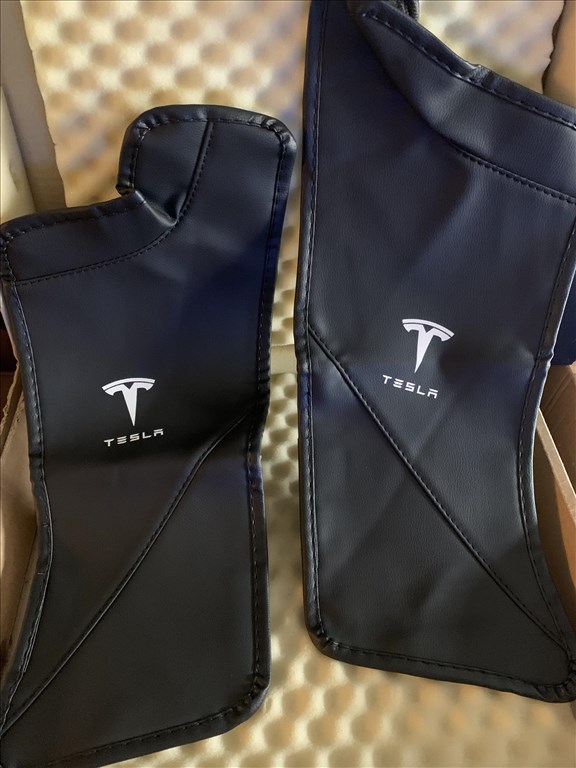 Tesla Model Y hátsó küszöb bőr tépőzáras kárpit védő 2db 12.000Ft 2. kép
