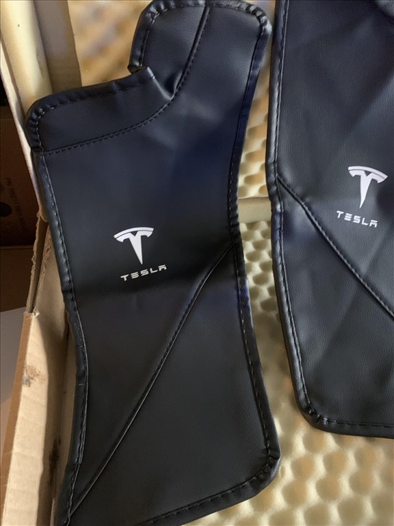 Tesla Model Y hátsó küszöb bőr tépőzáras kárpit védő 2db 12.000Ft 3. kép