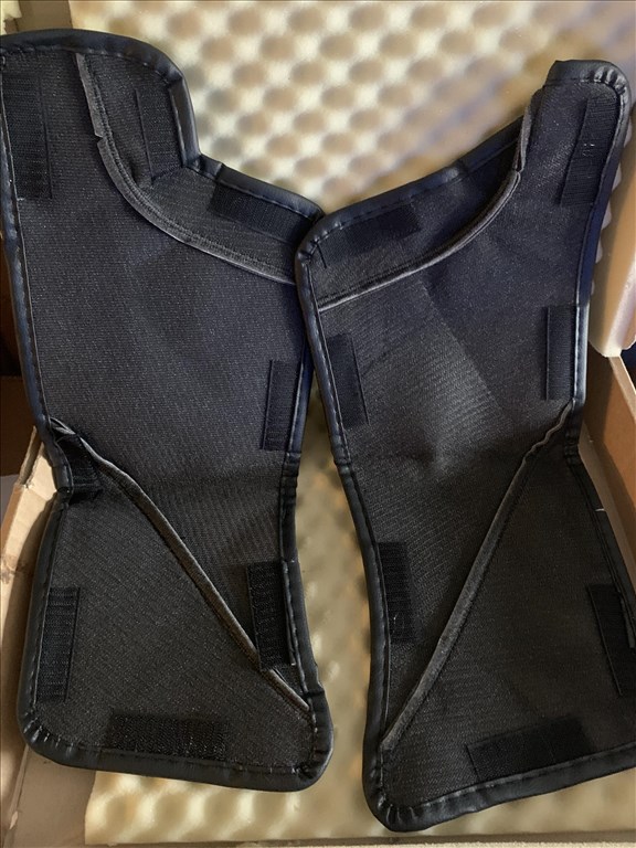 Tesla Model Y hátsó küszöb bőr tépőzáras kárpit védő 2db 12.000Ft 5. kép