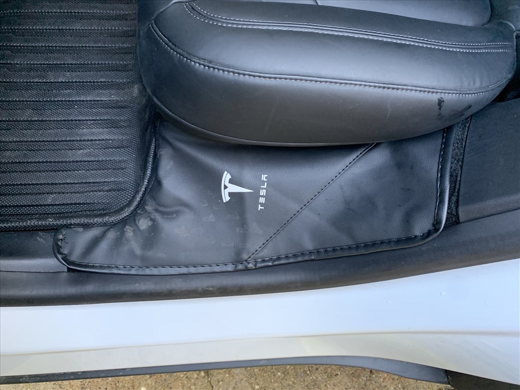 Tesla Model Y hátsó küszöb bőr tépőzáras kárpit védő 2db 12.000Ft 6. kép