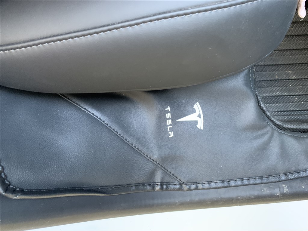 Tesla Model Y hátsó küszöb bőr tépőzáras kárpit védő 2db 12.000Ft 7. kép