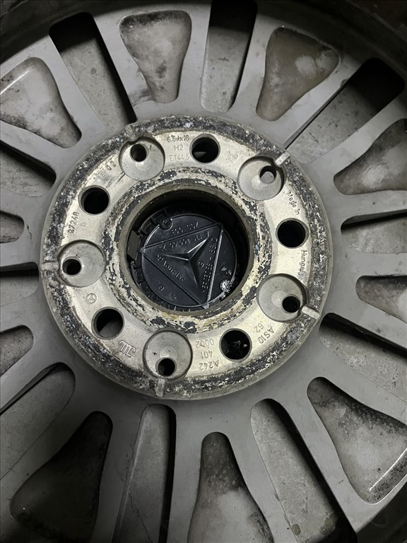 Eladó 16"-s gyári Mercedes V-Class felnigarnitúra újszerű Laufen I FIT+ VAN téligumival. 7. kép