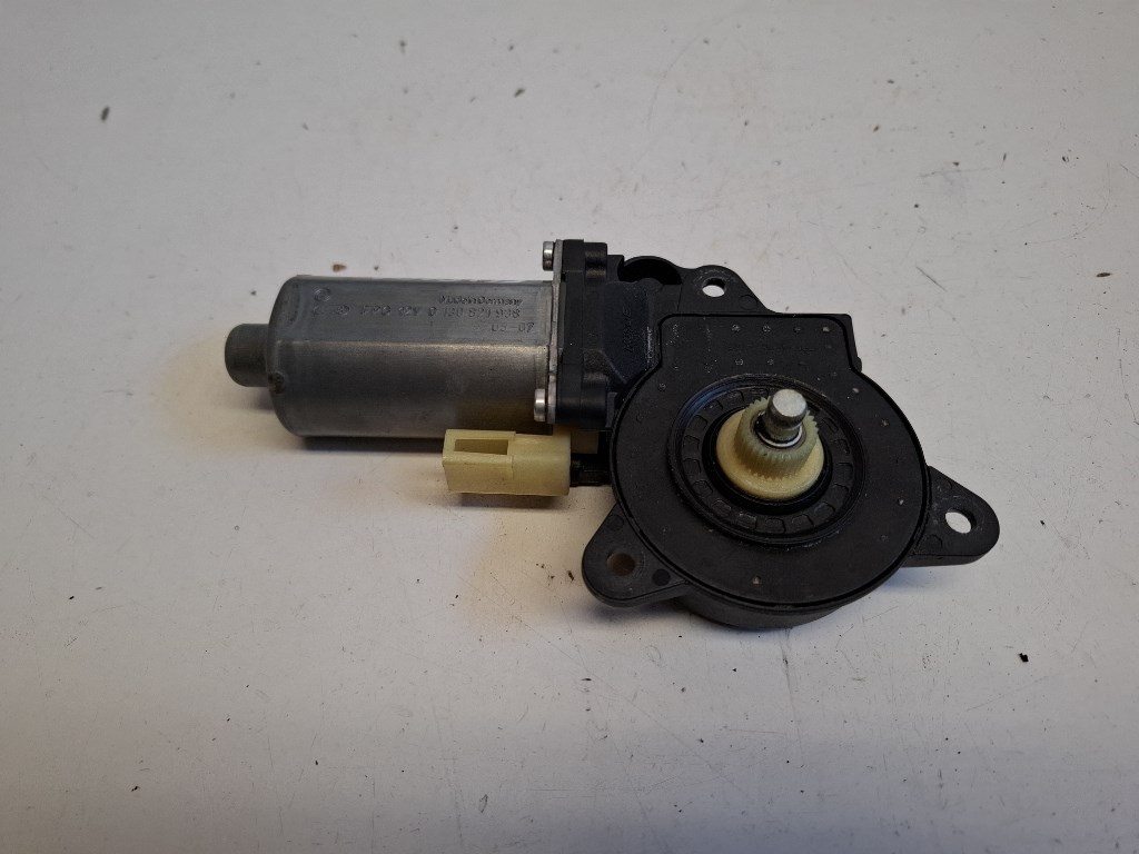 Ford Fusion bal elsõ ablakemelõ motor 0130821938 1. kép