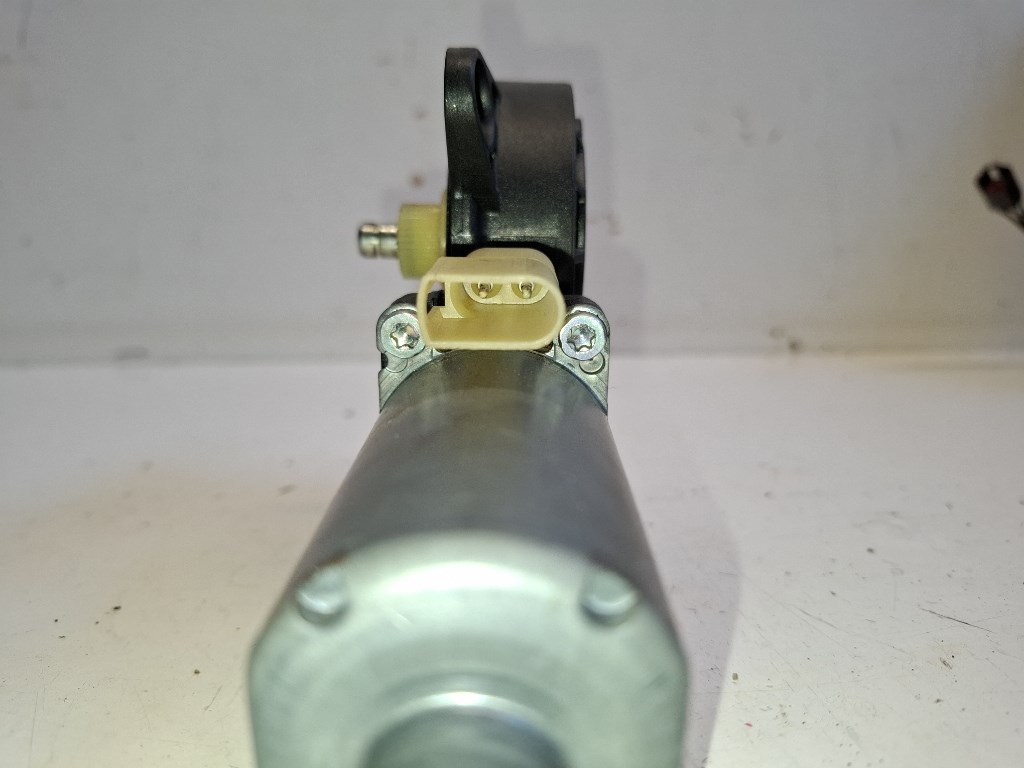 Ford Fusion bal elsõ ablakemelõ motor 0130821938 4. kép