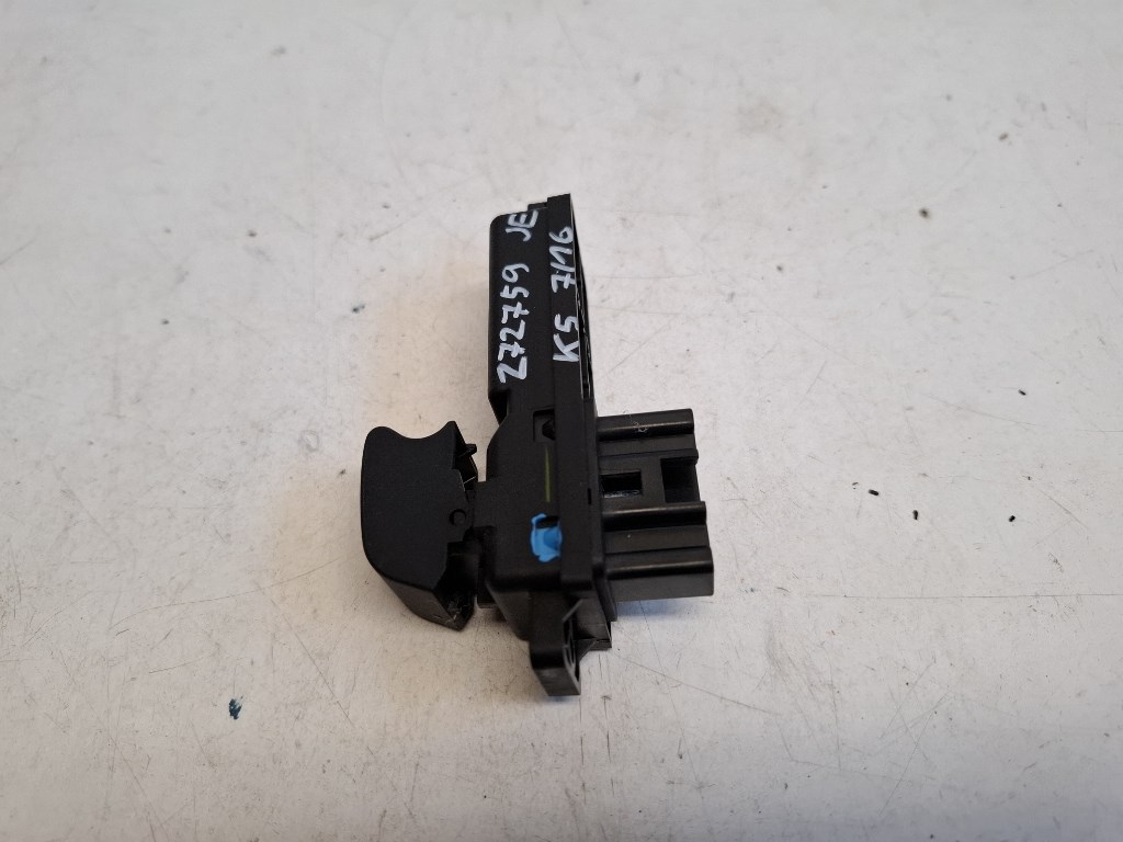 Mazda 2 (DE) jobb elsõ ablakemelõ kapcsoló D65166370 2. kép