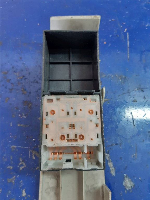 Nissan Micra Bal Elsõ Ablakemelõ Kapcsoló 80901 AX100 4. kép