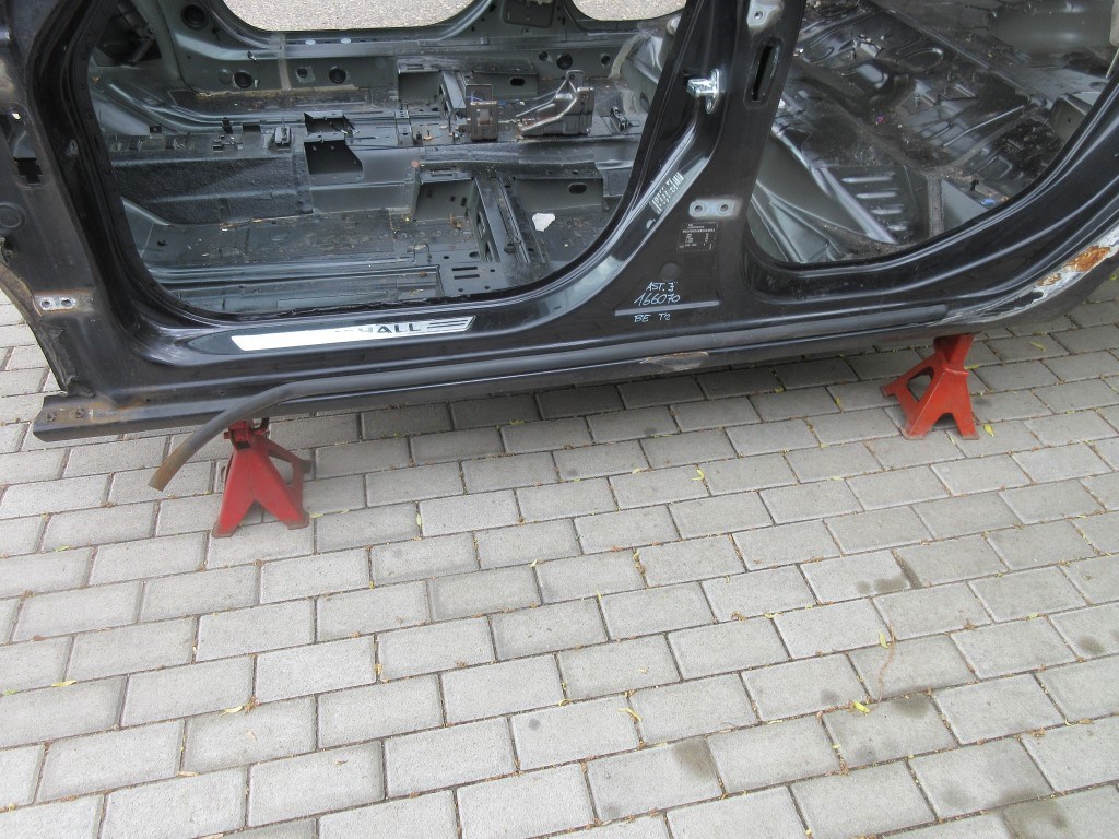 Opel Astra J 5 ajtós bal elsõ küszöb 1. kép