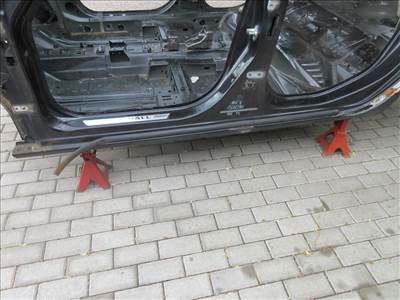 Opel Astra J 5 ajtós bal első küszöb