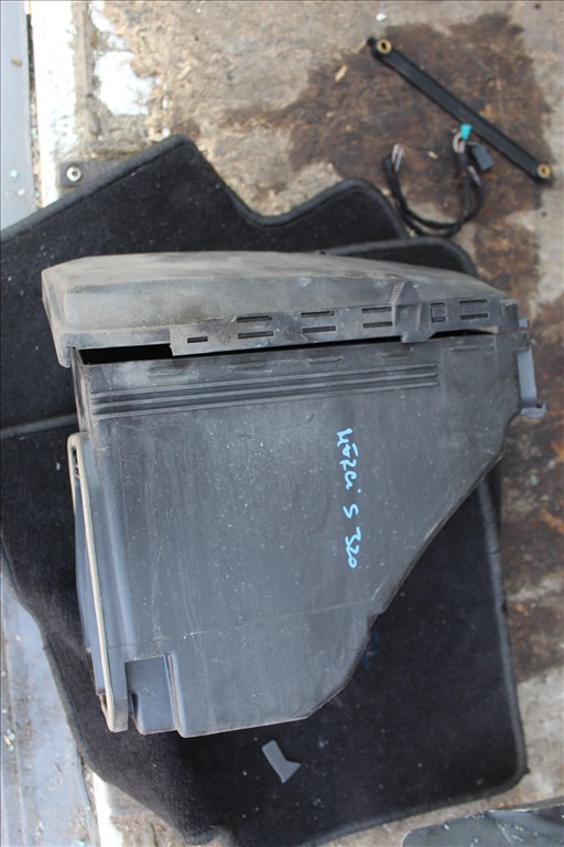 Mercedes S 320 W220, W215 Biztosítéktábla tartó  1. kép