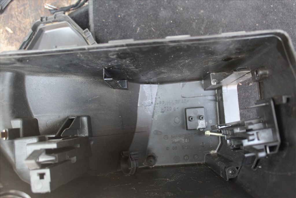 Mercedes S 320 W220, W215 Biztosítéktábla tartó  3. kép