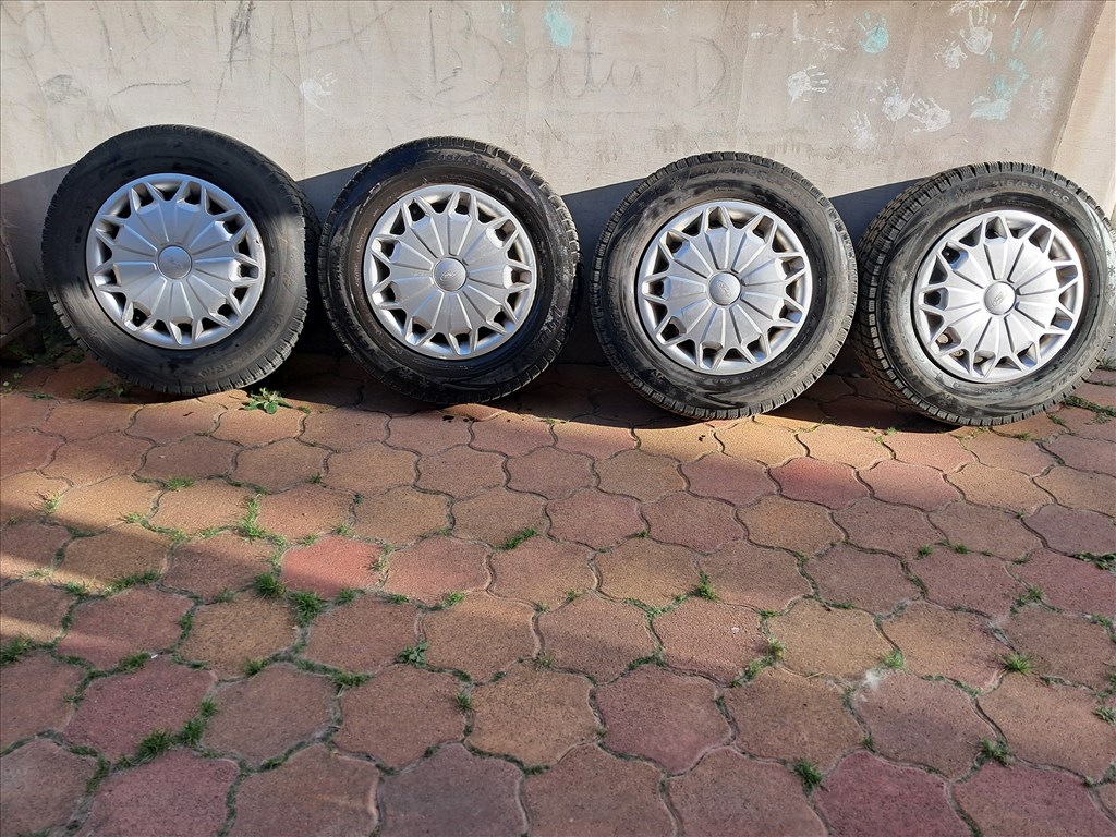  5x160 lyukosztású 15" használt lemezfelni, rajta 215/65 c használt téli gumi gumi  2. kép