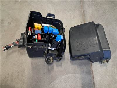 Dacia Duster II biztosíték doboz 243809584R