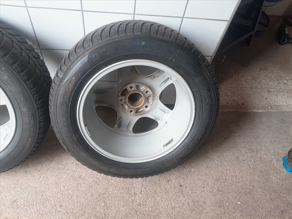  Vw tuareg 5x120 lyukosztású 17" újszerű (gyári felni) alufelni, rajta 225/60 használt Kumho . 2. kép