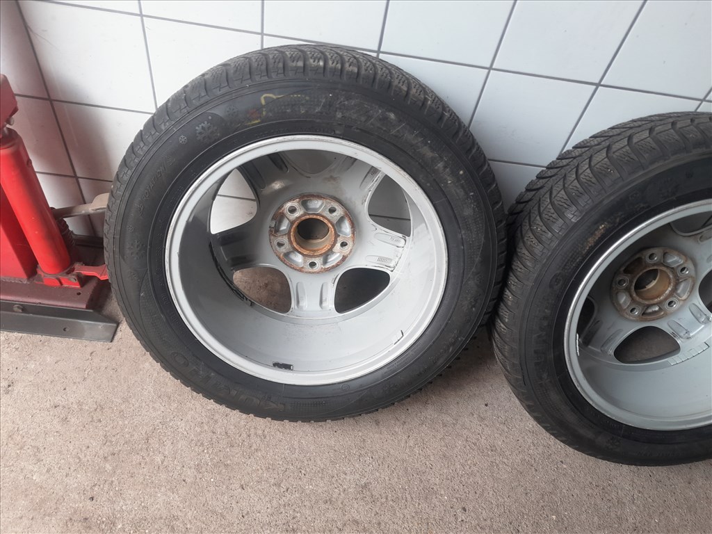  Vw tuareg 5x120 lyukosztású 17" újszerű (gyári felni) alufelni, rajta 225/60 használt Kumho . 3. kép