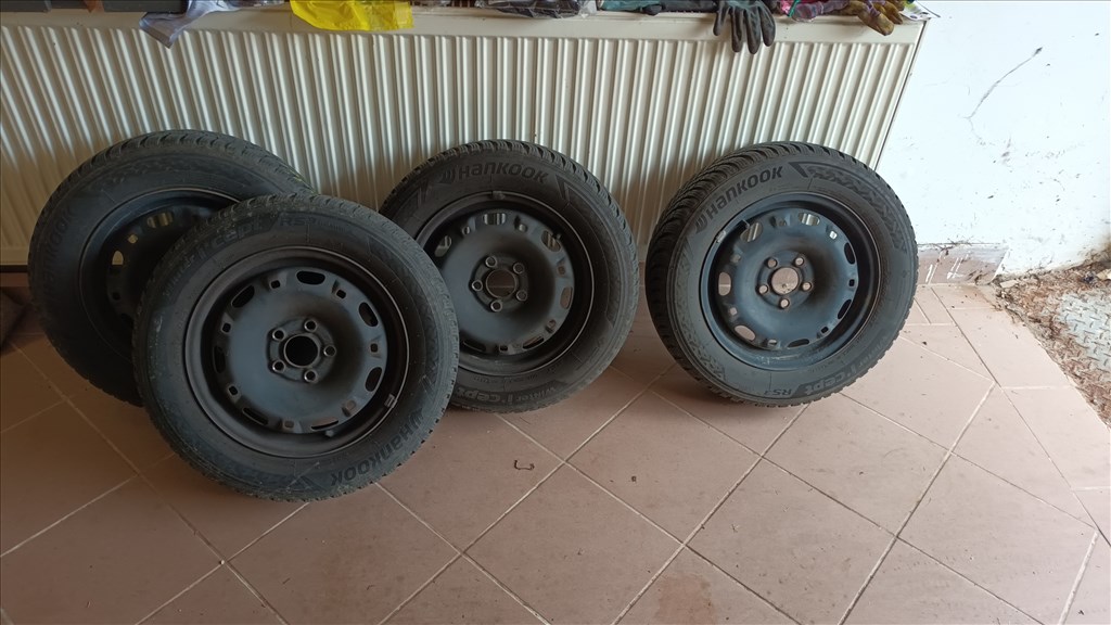 2 szezont futott, kiváló állapotú 175/65 R14-es Hankook téli gumi szett, 2022 DOT-os 1. kép