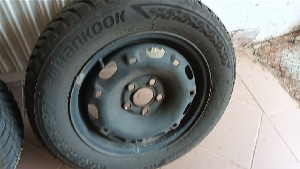 2 szezont futott, kiváló állapotú 175/65 R14-es Hankook téli gumi szett, 2022 DOT-os 2. kép
