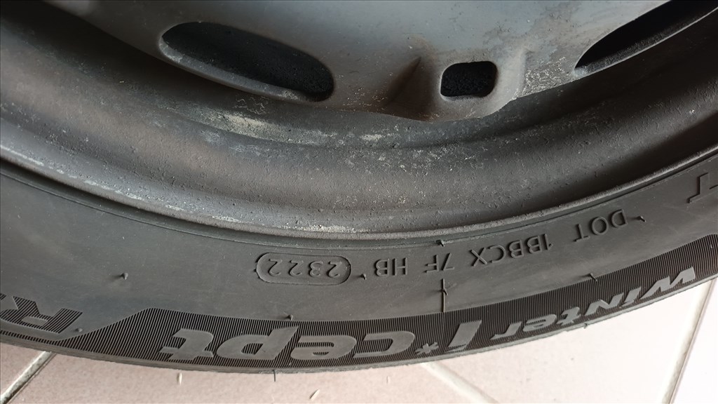 2 szezont futott, kiváló állapotú 175/65 R14-es Hankook téli gumi szett, 2022 DOT-os 4. kép