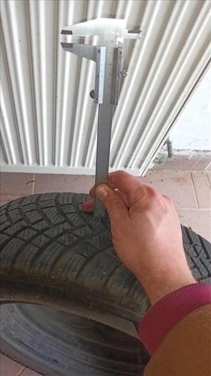 2 szezont futott, kiváló állapotú 175/65 R14-es Hankook téli gumi szett, 2022 DOT-os 7. kép