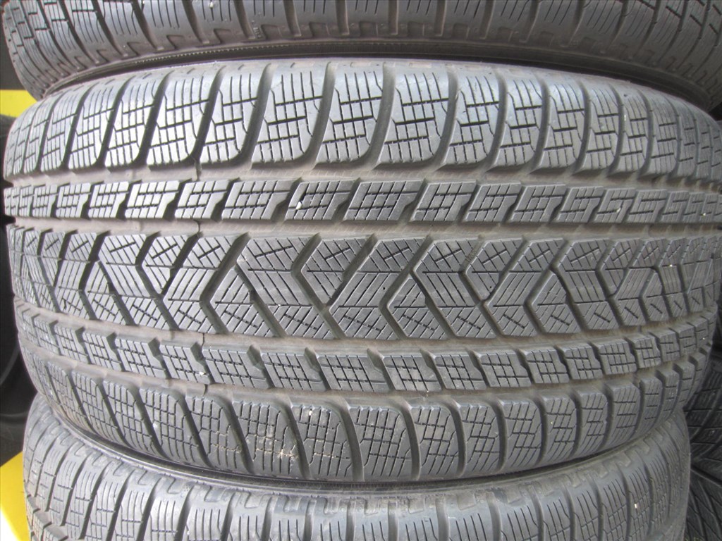  275/50 R20 PIRELLI SC WINTER 113V  3. kép