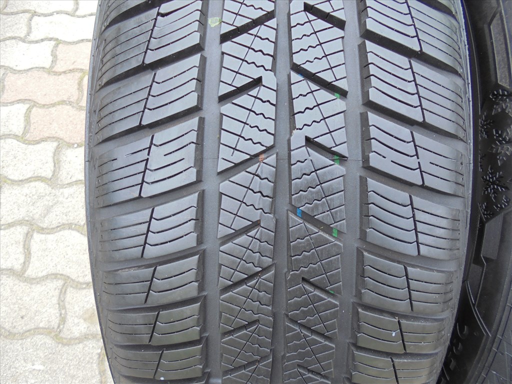 235/55 R 19-es 2023-as szinte új Barum téli gumi pár eladó 2. kép