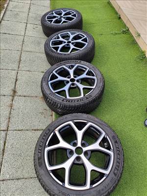  5x114.3 Hyundai 18" újszerű (gyári felni) alufelni 225/45 újszerű Michelin téli gumikkal