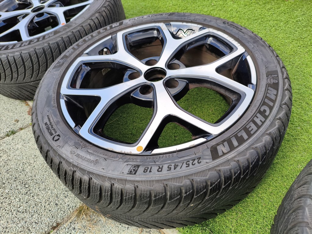  5x114.3 Hyundai 18" újszerű (gyári felni) alufelni 225/45 újszerű Michelin téli gumikkal 2. kép