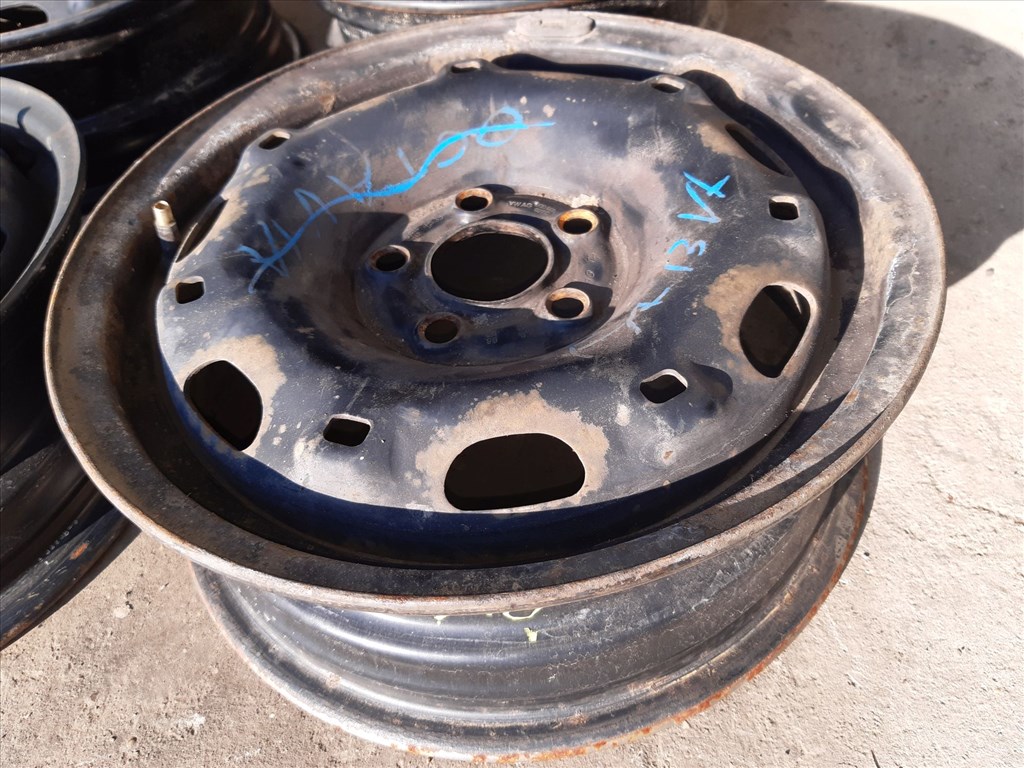 Skoda Fabia <p>További Típusok:<br>Skoda Fabia 06-<br>Volkswagen Polo 9N<br></p><p>Gyáriszámok:<br>6Q0 601 027 H<br> 6Q0 601 027 C<br> 6Q0 601 027 R<br></p><p>Felni méret: 14"</p><p>Felni szélesség: 5.0</p><p>Furatszám: 5</p><p>Osztókör: 100.0</p><p>ET szám: ET35</p><p>Agy Átmérõ: 57.0</p><p>Állapot: Normál</p><p>Érdeklõdéskor hivatkozzon erre: KIN-40103</p><p>Bármire van szüksége hívjon bizalommal!<br>Kizárólag munkaidõben hétfõtõl - péntekig 8-12 13-16 óráig!<br>Alkatrészek széles választékban!<br>Hivatalos Regisztrált Autobontó Kecel!<br>Vásároljon Megbízható Helyrõl Beszerelési Garanciával Profiktól!</p> 30000 1. kép