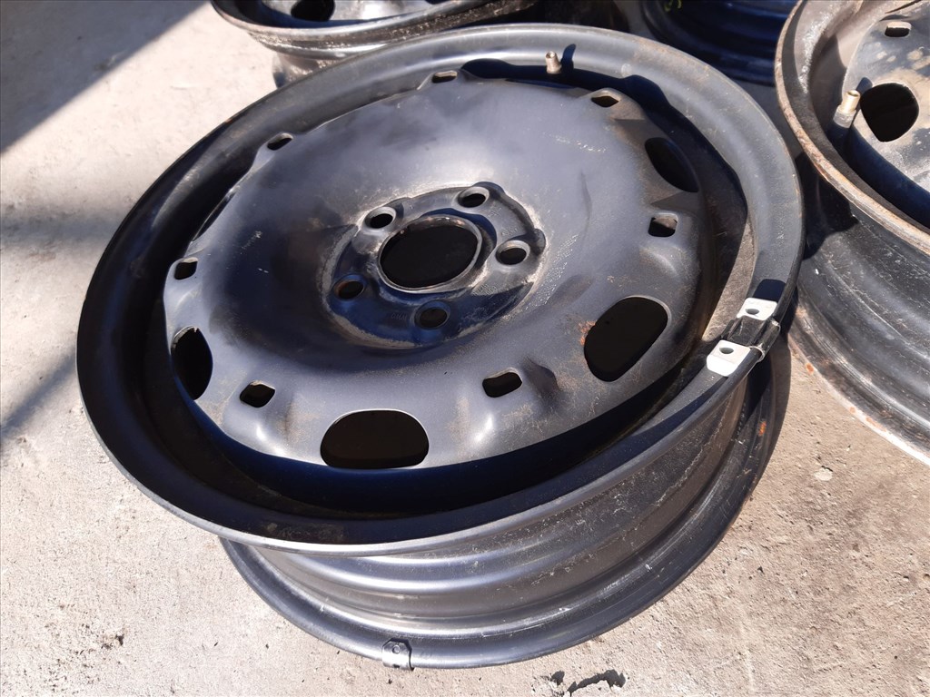 Skoda Fabia <p>További Típusok:<br>Skoda Fabia 06-<br>Volkswagen Polo 9N<br></p><p>Gyáriszámok:<br>6Q0 601 027 H<br> 6Q0 601 027 C<br> 6Q0 601 027 R<br></p><p>Felni méret: 14"</p><p>Felni szélesség: 5.0</p><p>Furatszám: 5</p><p>Osztókör: 100.0</p><p>ET szám: ET35</p><p>Agy Átmérõ: 57.0</p><p>Állapot: Normál</p><p>Érdeklõdéskor hivatkozzon erre: KIN-40103</p><p>Bármire van szüksége hívjon bizalommal!<br>Kizárólag munkaidõben hétfõtõl - péntekig 8-12 13-16 óráig!<br>Alkatrészek széles választékban!<br>Hivatalos Regisztrált Autobontó Kecel!<br>Vásároljon Megbízható Helyrõl Beszerelési Garanciával Profiktól!</p> 30000 3. kép