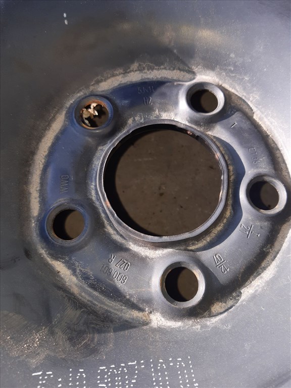 Skoda Fabia <p>További Típusok:<br>Skoda Fabia 06-<br>Volkswagen Polo 9N<br></p><p>Gyáriszámok:<br>6Q0 601 027 H<br> 6Q0 601 027 C<br> 6Q0 601 027 R<br></p><p>Felni méret: 14"</p><p>Felni szélesség: 5.0</p><p>Furatszám: 5</p><p>Osztókör: 100.0</p><p>ET szám: ET35</p><p>Agy Átmérõ: 57.0</p><p>Állapot: Normál</p><p>Érdeklõdéskor hivatkozzon erre: KIN-40103</p><p>Bármire van szüksége hívjon bizalommal!<br>Kizárólag munkaidõben hétfõtõl - péntekig 8-12 13-16 óráig!<br>Alkatrészek széles választékban!<br>Hivatalos Regisztrált Autobontó Kecel!<br>Vásároljon Megbízható Helyrõl Beszerelési Garanciával Profiktól!</p> 30000 4. kép